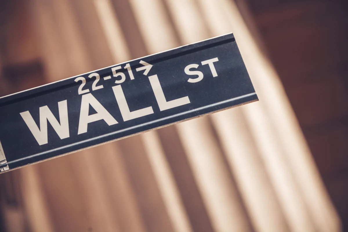 Wall Street Concludes Week on High Note Amid Easing Geopolitical Tensions, Favorable Economic Data, and Robust Corporate Performance