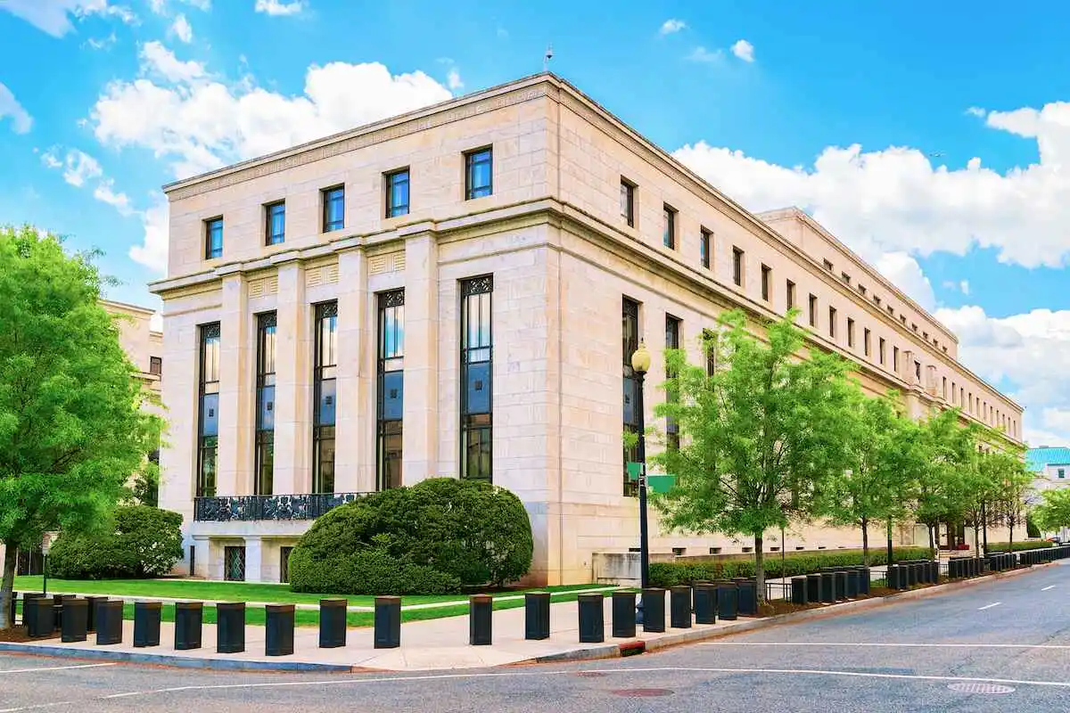 Bank of America Forecasts Three Federal Reserve Interest Rate Hikes in 2026 Amid Persistent Inflation and Strengthening Labor Market