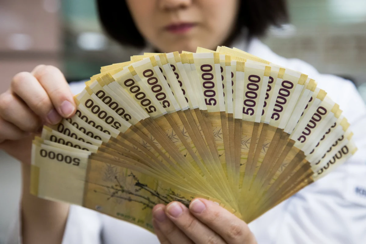 South Korea Tech Bonus Boom Sparks Inflation Warnings from Central Bank as Luxury Retailers See Record Growth in Semiconductor Hubs