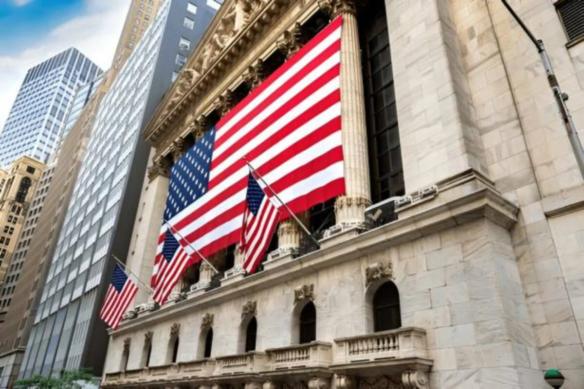 Wall Street Navigates Tech Sector Selloff Amid AI Valuation Concerns and OpenAI IPO Delay