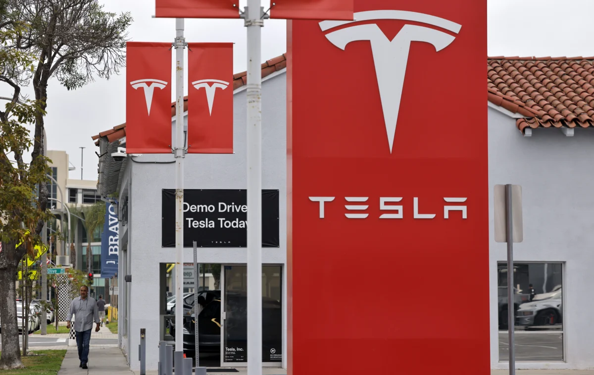 Tesla's charts point to a decline ahead, says Carter Worth