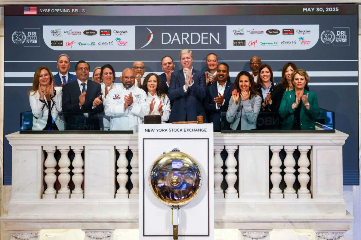 Versant Media's Strategic Ascendancy: Navigating the Complexities of Global Financial News and Data Provision by 2026